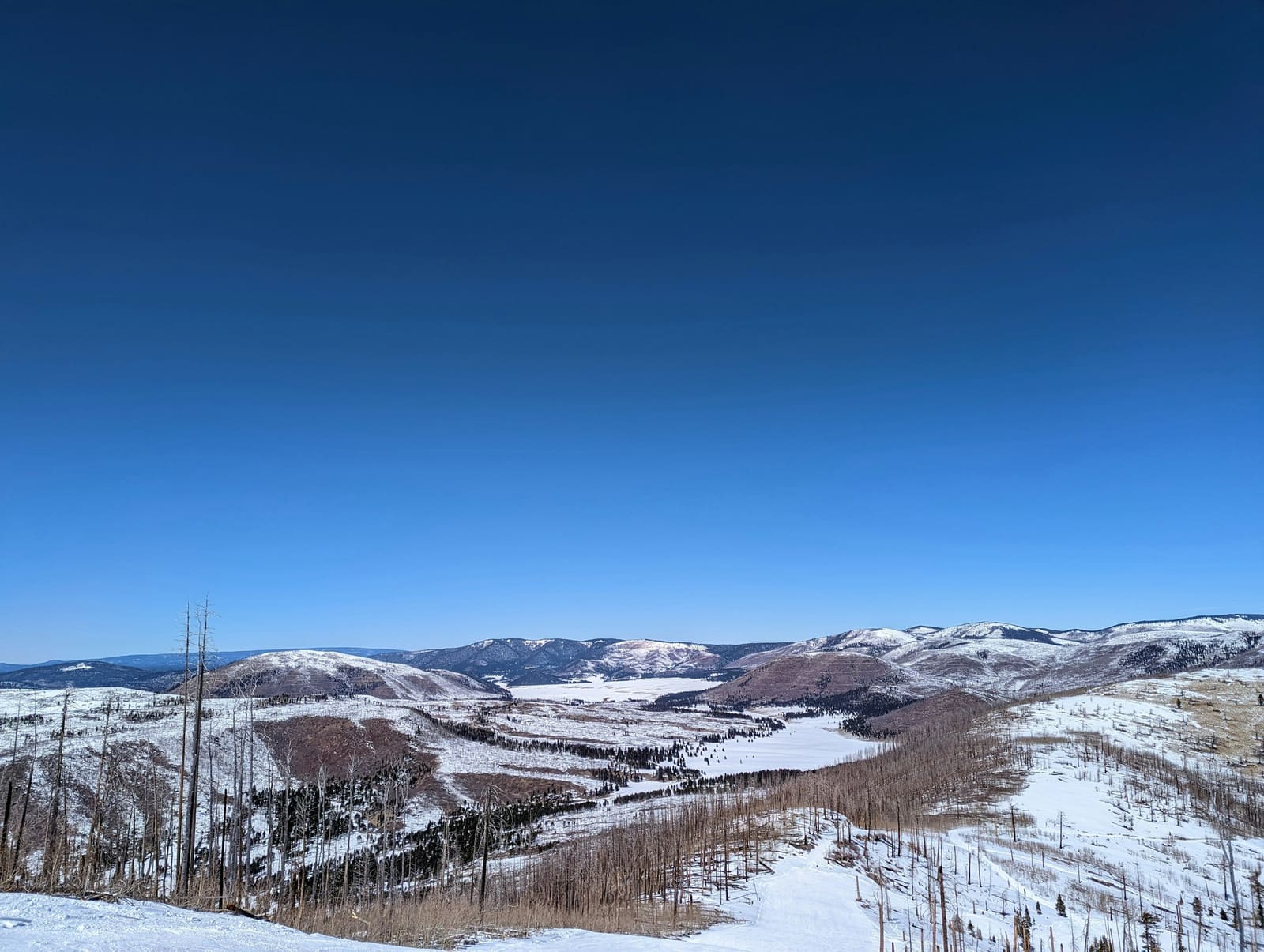 雪に覆われた山々の稜線
