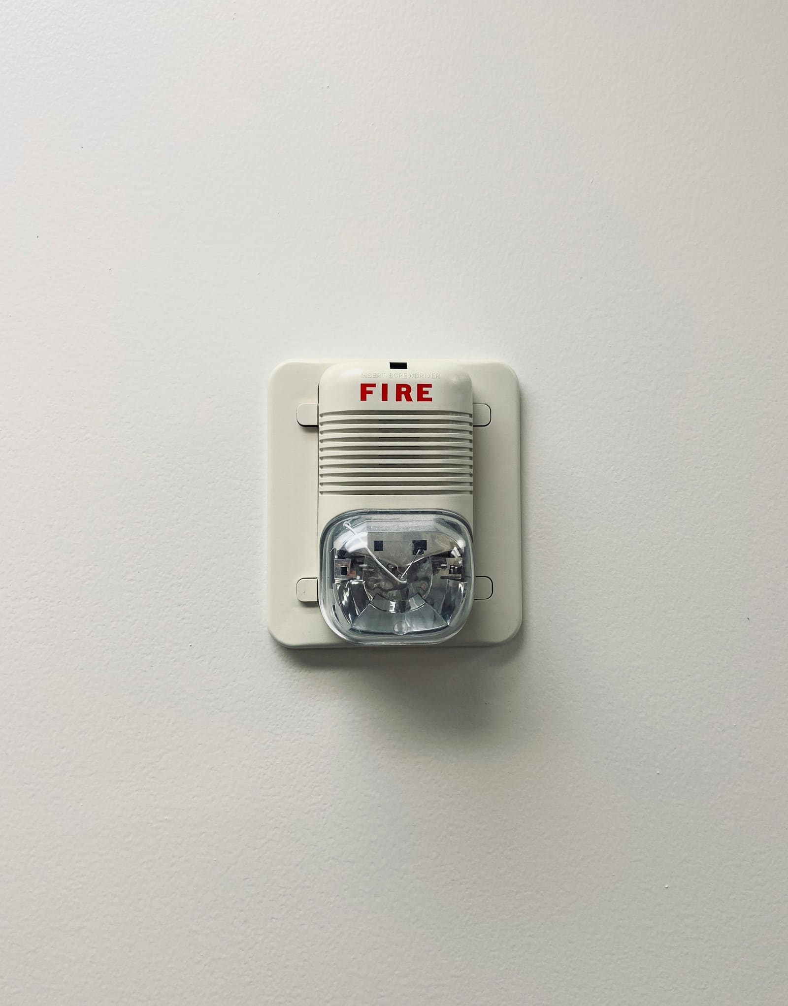 壁に設置された火災警報器
