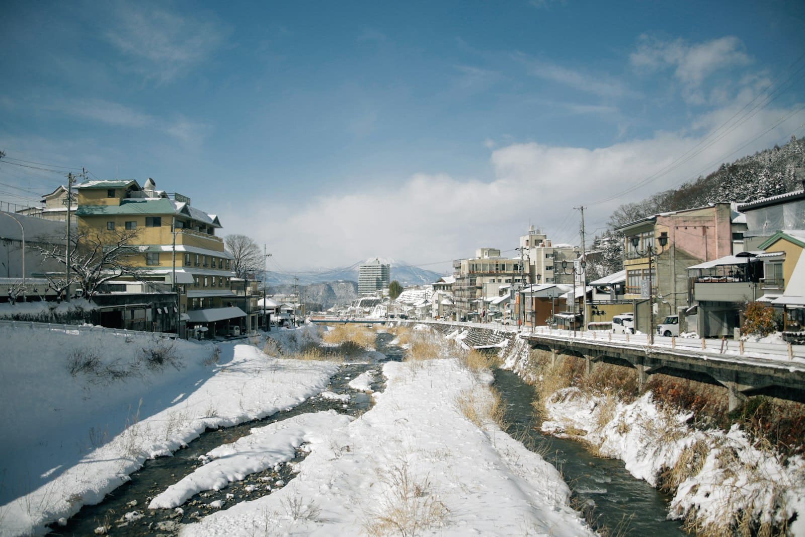 雪に覆われた新潟の温泉町の街並み
