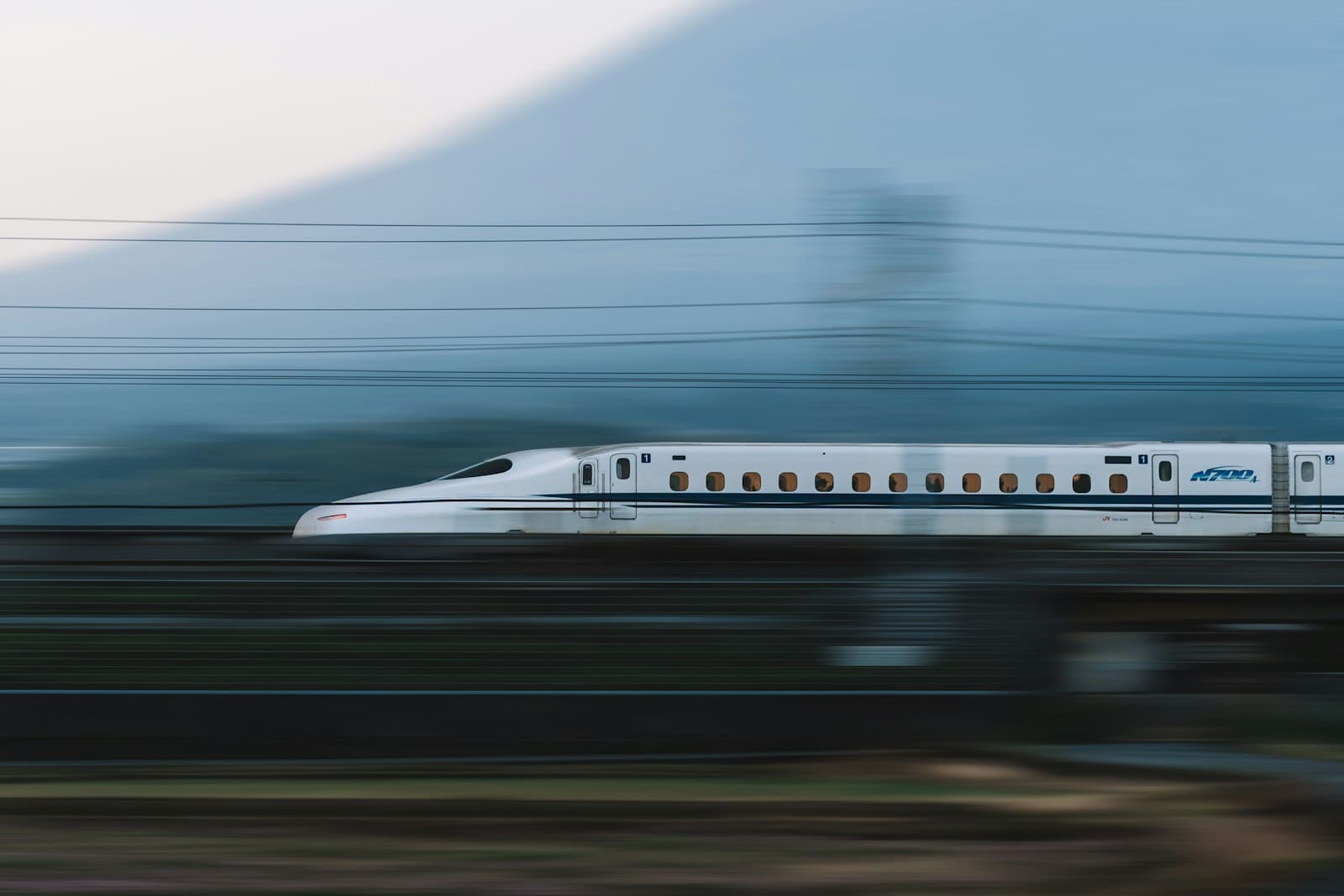 新潟へのアクセスをイメージした新幹線の写真